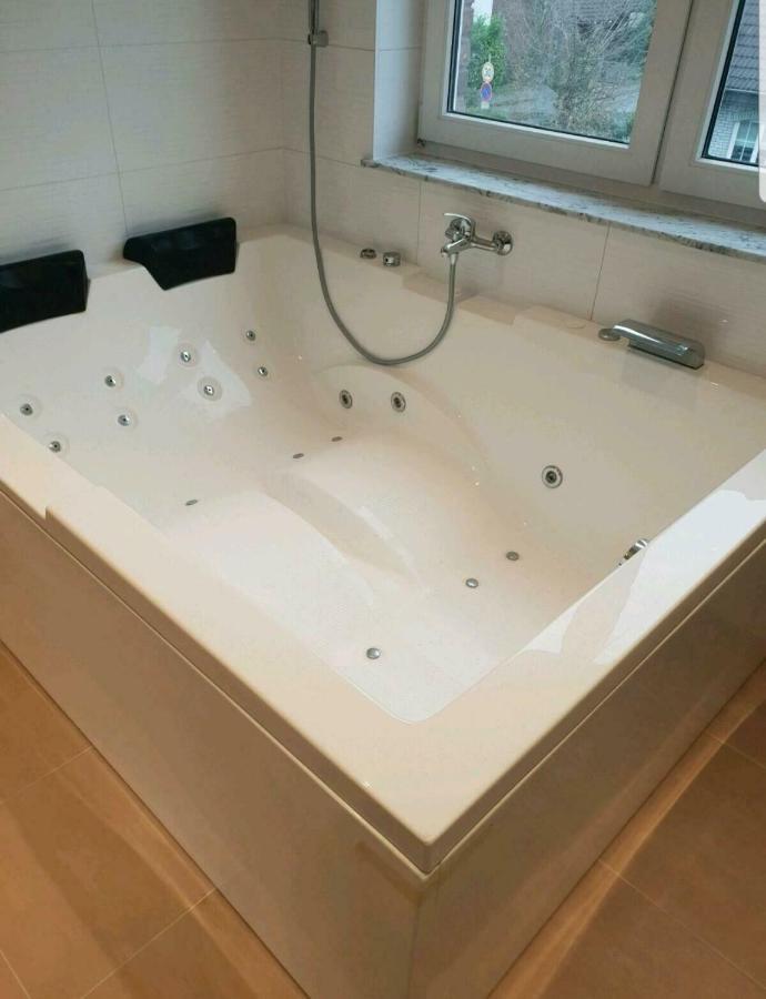 Ferienwohnung Mit Jacuzzi Naehe Flughafen Koeln Bonn Troisdorf Exteriör bild