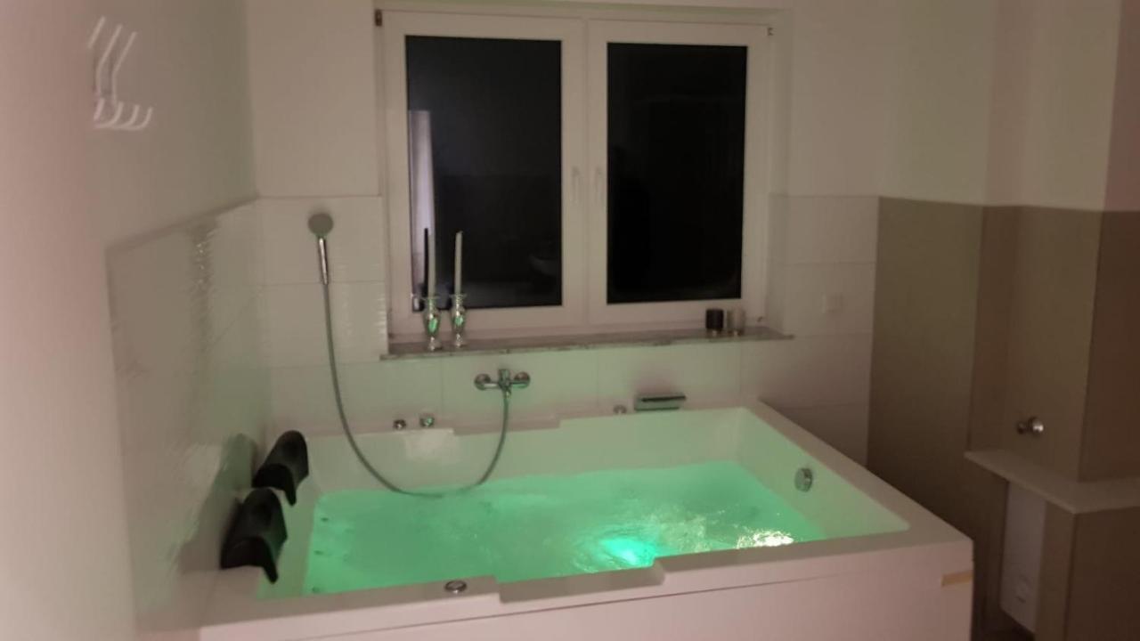 Ferienwohnung Mit Jacuzzi Naehe Flughafen Koeln Bonn Troisdorf Exteriör bild