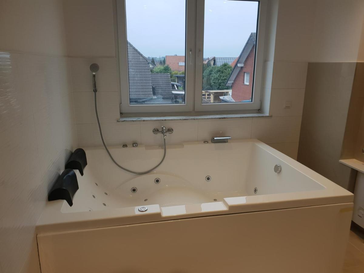 Ferienwohnung Mit Jacuzzi Naehe Flughafen Koeln Bonn Troisdorf Exteriör bild