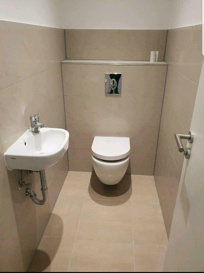 Ferienwohnung Mit Jacuzzi Naehe Flughafen Koeln Bonn Troisdorf Exteriör bild